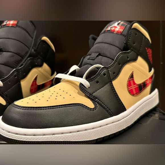 Air Jordan 1 Mid SE - Picture 4 of 8